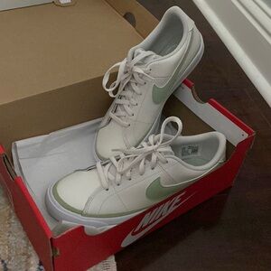 Brand new Nike court legacy youth